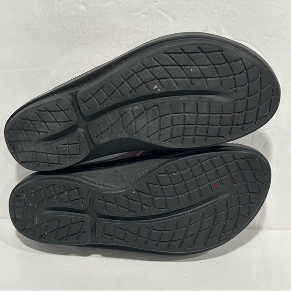 Oofos Women's Oolala Luxe Recovery Toe Post Sandal in Rose Sparkle Comfort, Sz 9 - Picture 8 of 10